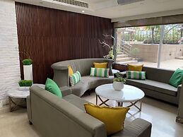 S Aura Hotel