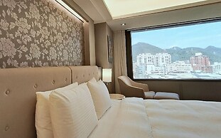 S Aura Hotel