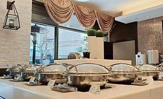 S Aura Hotel