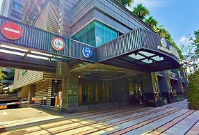 S Aura Hotel