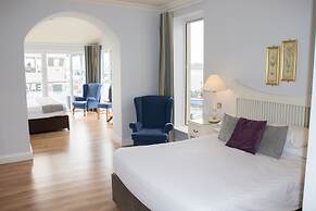 WatersEdge Hotel