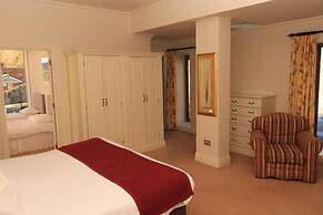 WatersEdge Hotel