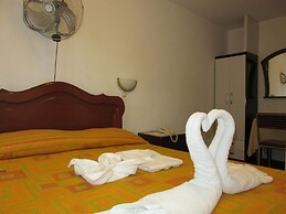 Las Palmeras Inn