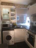 2 Bed Flat - Sleeps 3 - Parking - Wifi