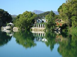 Rural Apartments Overlooking the Lake