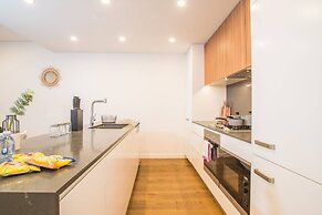 Modern 2bed2bath APT at Neutral Bayparking+wifi