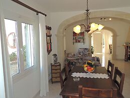 Charming Villa With Private Pool and air Conditioning, Near the Beach