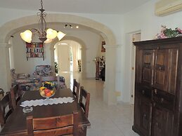Charming Villa With Private Pool and air Conditioning, Near the Beach