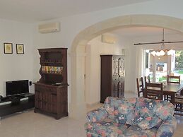 Charming Villa With Private Pool and air Conditioning, Near the Beach