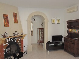 Charming Villa With Private Pool and air Conditioning, Near the Beach