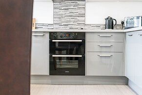 2br-sleeps5-privategarden-freeparking-pets