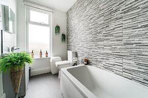 2br-sleeps5-privategarden-freeparking-pets