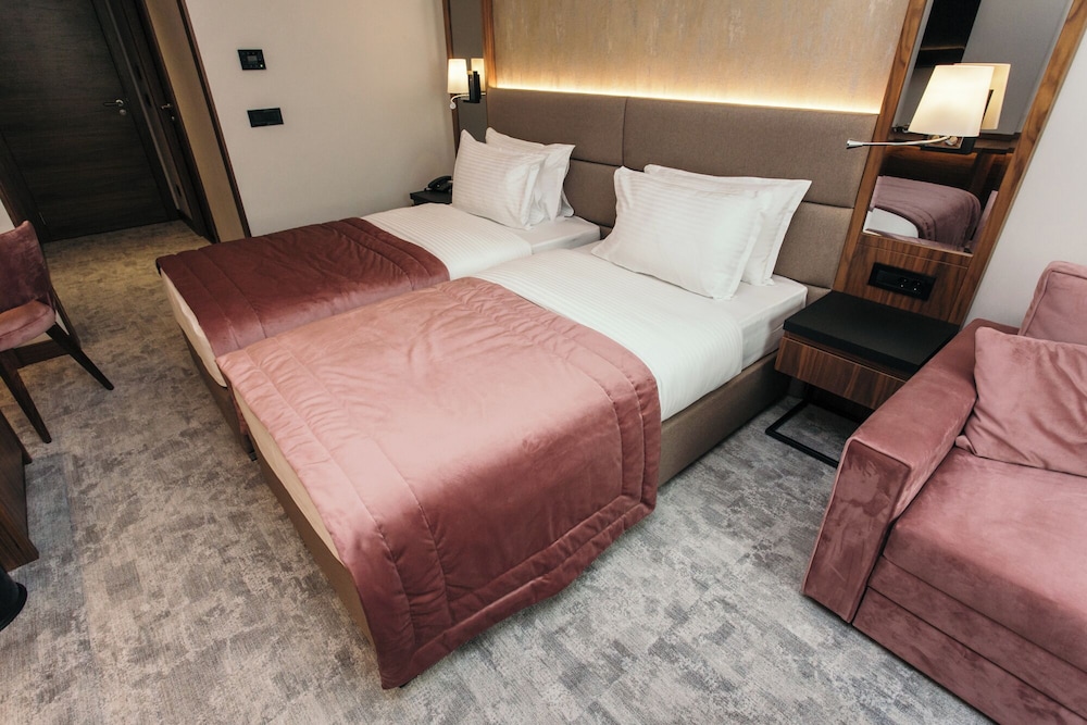 Central Point Hotel