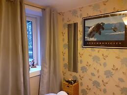 2 Bed Apartment 2 Mins Walk Away From the Beach!