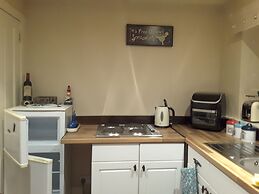 2 Bed Apartment 2 Mins Walk Away From the Beach!