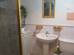2 Bed Apartment 2 Mins Walk Away From the Beach!