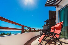 Beachfront Penthouse! Private Jacuzzi! Live the Dream!