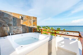 Beachfront Penthouse! Private Jacuzzi! Live the Dream!