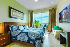 Beachfront Penthouse! Private Jacuzzi! Live the Dream!