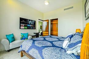 Beachfront Penthouse! Private Jacuzzi! Live the Dream!