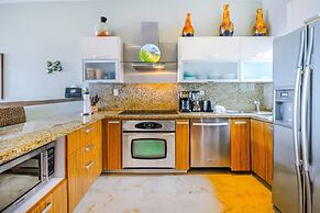Beachfront Penthouse! Private Jacuzzi! Live the Dream!