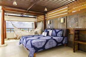 Beachfront Penthouse! Private Jacuzzi! Live the Dream!