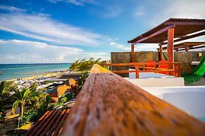Beachfront Penthouse! Private Jacuzzi! Live the Dream!