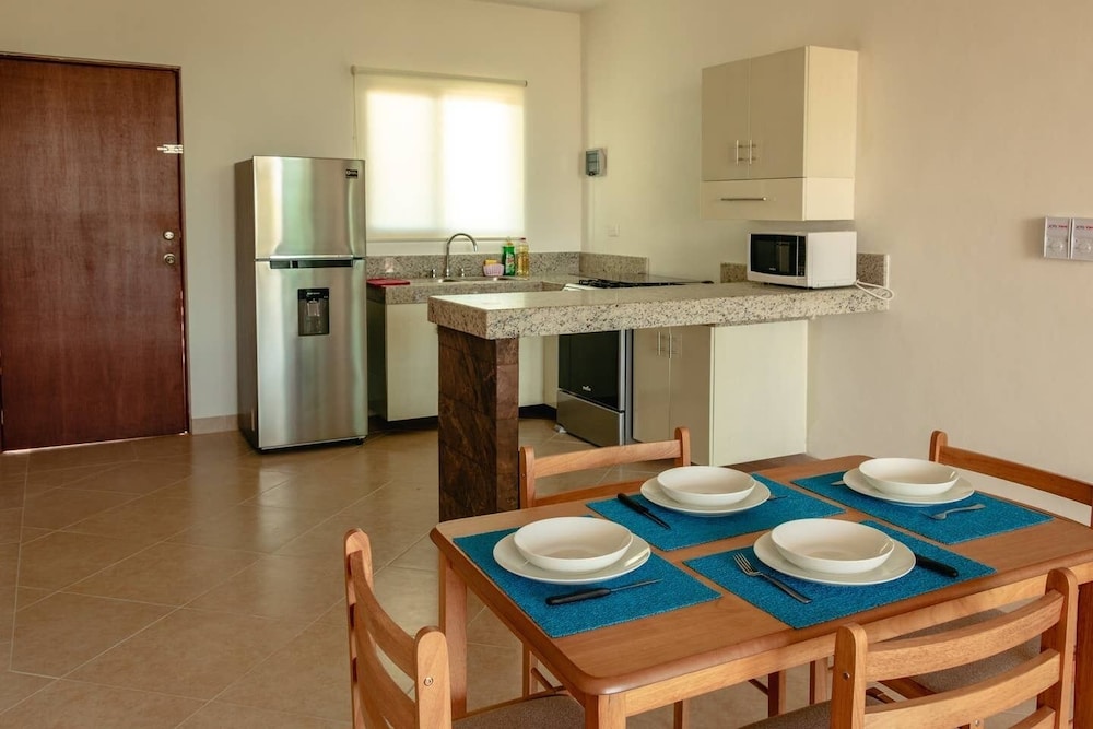 Brand NEW Condo for 6, 1 Block From the Beach, AC!