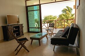 Brand NEW Condo for 6, 1 Block From the Beach, AC!