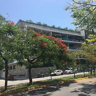 2BR With Rooftop Pool in Great Location! A/c!