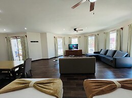 La Lola Hotel & Suites