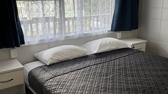 Aaron Court Motel