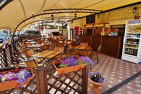Leonidas Hotel