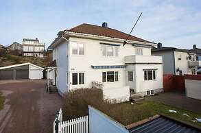 StayPlus Central Five Bedroom Home