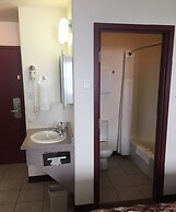 Almada Inn