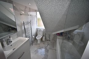 Immaculate 4-bed Apartment in Bournemouth & spa