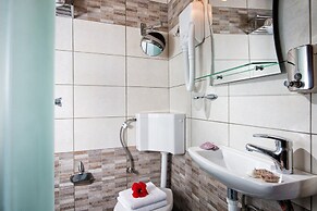 Charming Studio Near the Beach