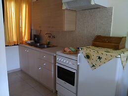Spaceful Apartment With Veranda 'n Garden