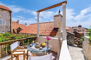 Villa Monte Santo by DuHomes