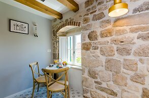 Villa Monte Santo by DuHomes