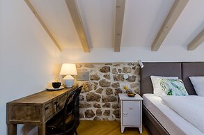 Villa Monte Santo by DuHomes