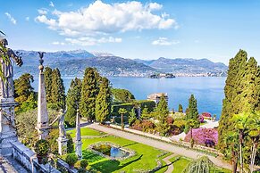 Va Pensiero sul lago Stunning View