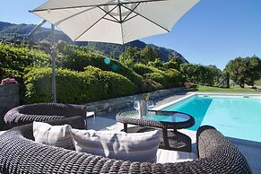 Oasi di Castelveccana Apt Pool and View