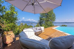 Paradis Relais Infinity Pool Lake View
