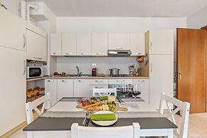 Petalo Bianco 100m from lake