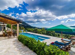 Villa Falcon Rook