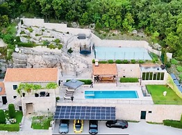 Villa Falcon Rook