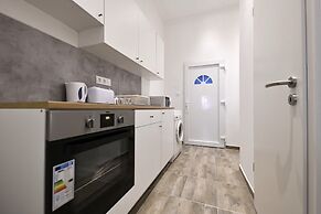 Cosy two bedroom flat in Rottenbiller str, Sky