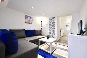 Cosy two bedroom flat in Rottenbiller str, Sky