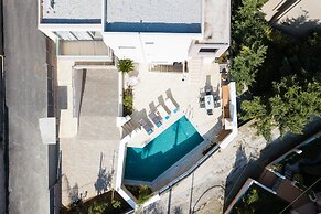 Peris Villa